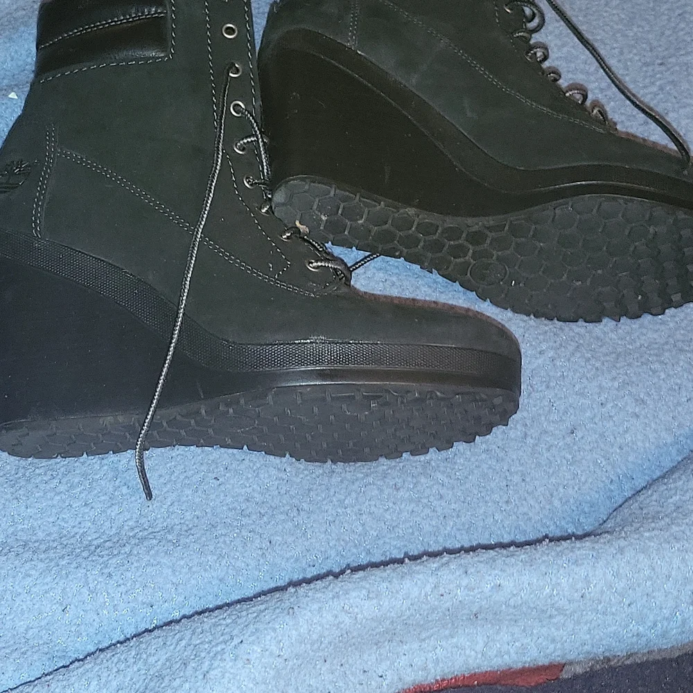 BOOTS - Picture 3 of 5